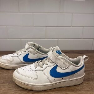Nike Court Borough Low 2 Nike Kids Sneakers in White and Blue